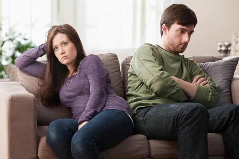 افتقار التواصل وتأثيره على تصاعد الأزمات بين الأزواج