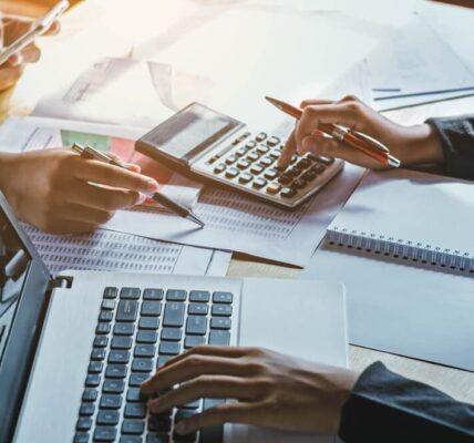 الشباب والاستثمار.. من السعي للحصول على وظيفة إلى خلق الفرص