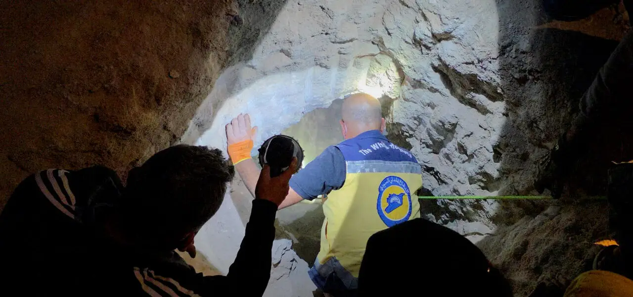 العثور على جثث ثلاثة شبان داخل كهف لاستخراج الجص في دير الزور من قبل الدفاع المدني