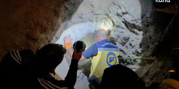 العثور على جثث ثلاثة شبان داخل كهف لاستخراج الجص في دير الزور من قبل الدفاع المدني