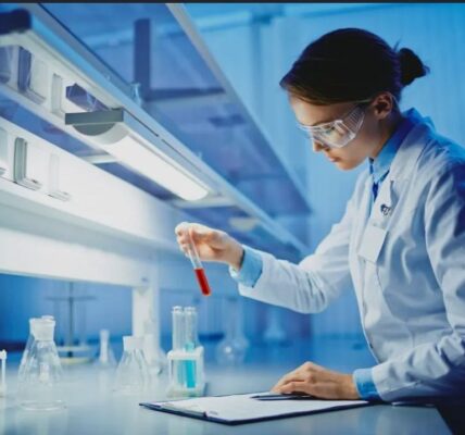 الفحوصات المخبرية.. كيف تساهم في تحديد التشخيص والعلاج والوقاية؟