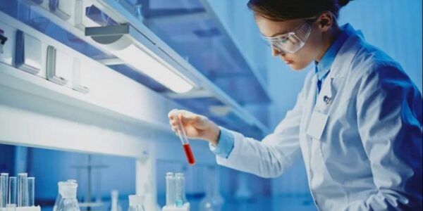 الفحوصات المخبرية.. كيف تساهم في تحديد التشخيص والعلاج والوقاية؟