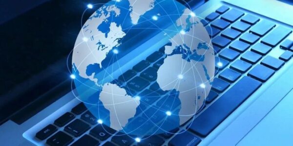 الفضاء الرقمي بين الإيجابيات والعقبات.. كيف يحقق الأفراد توازنًا بين العالم الافتراضي والحياة الحقيقية؟