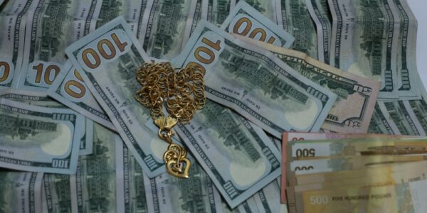 القبض على مشاركين في نهب مجوهرات ذهبية في إدلب من قبل قوات الأمن الداخلي