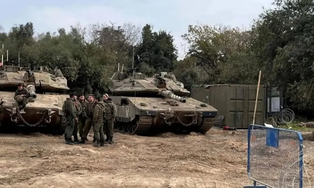 القوات الإسرائيلية تشعل النار في بيت ومستودع علف أثناء اجتياح حديث غربي درعا