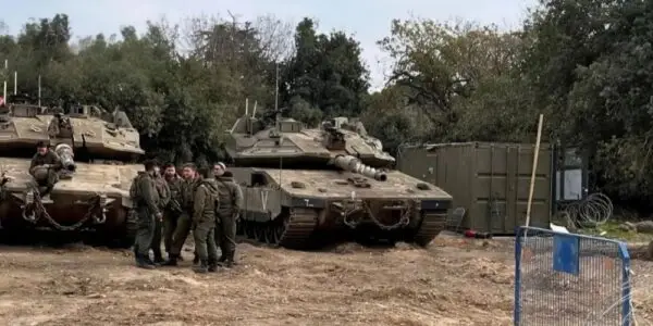 القوات الإسرائيلية تشعل النار في بيت ومستودع علف أثناء اجتياح حديث غربي درعا