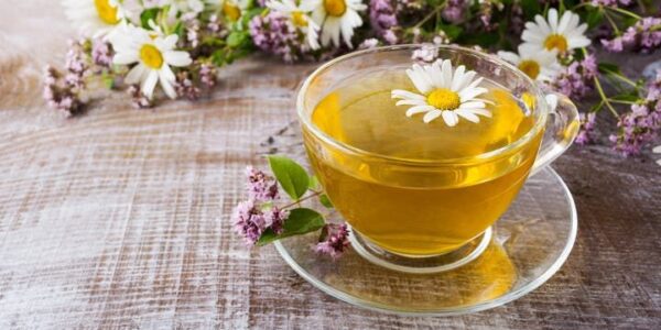تناول شاي البابونج ليلاً.. مفتاح الراحة ونوم أكثر سكينة