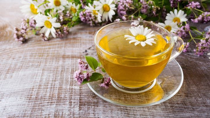 تناول شاي البابونج ليلاً.. مفتاح الراحة ونوم أكثر سكينة