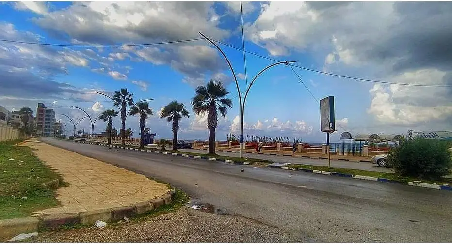 سماء ملبدة وطقس بارد مع احتمال هطول أمطار عاصفية في مناطق متعددة