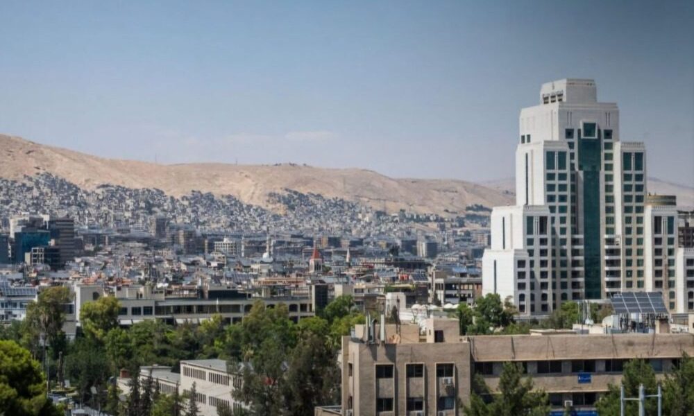 طقس متغير واحتمالات لهطول أمطار شديدة مصحوبة بالعواصف في مناطق معينة.