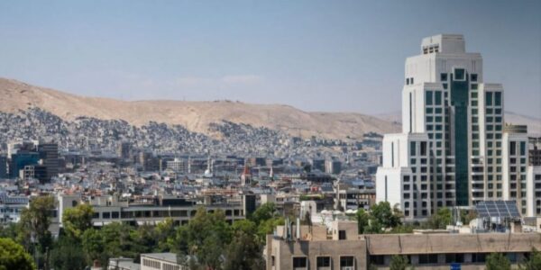 طقس متغير واحتمالات لهطول أمطار شديدة مصحوبة بالعواصف في مناطق معينة.