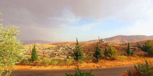 طقس ملبد وزخات مطرية كثيفة في مناطق متعددة
