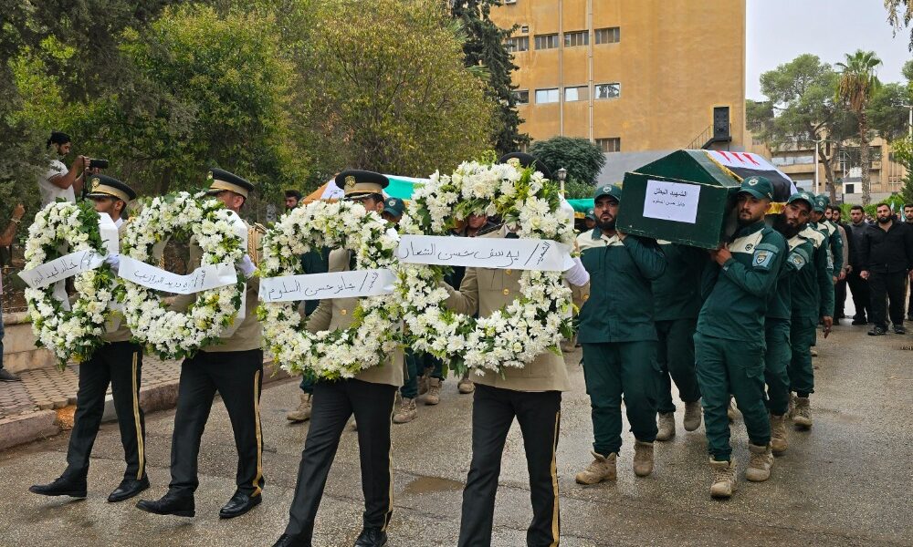 في حضور رسمي وجماهيري.. موكب توديع شهداء قوات أمن الطرق من مستشفى حماة الوطني