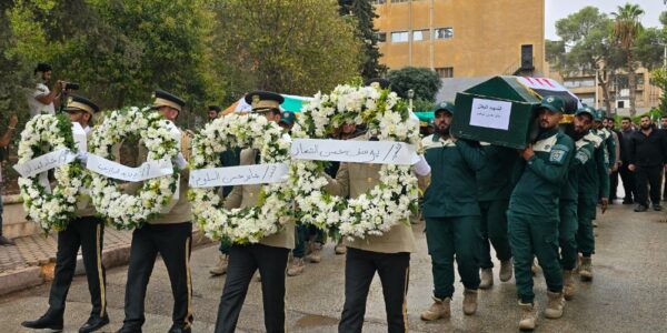 في حضور رسمي وجماهيري.. موكب توديع شهداء قوات أمن الطرق من مستشفى حماة الوطني