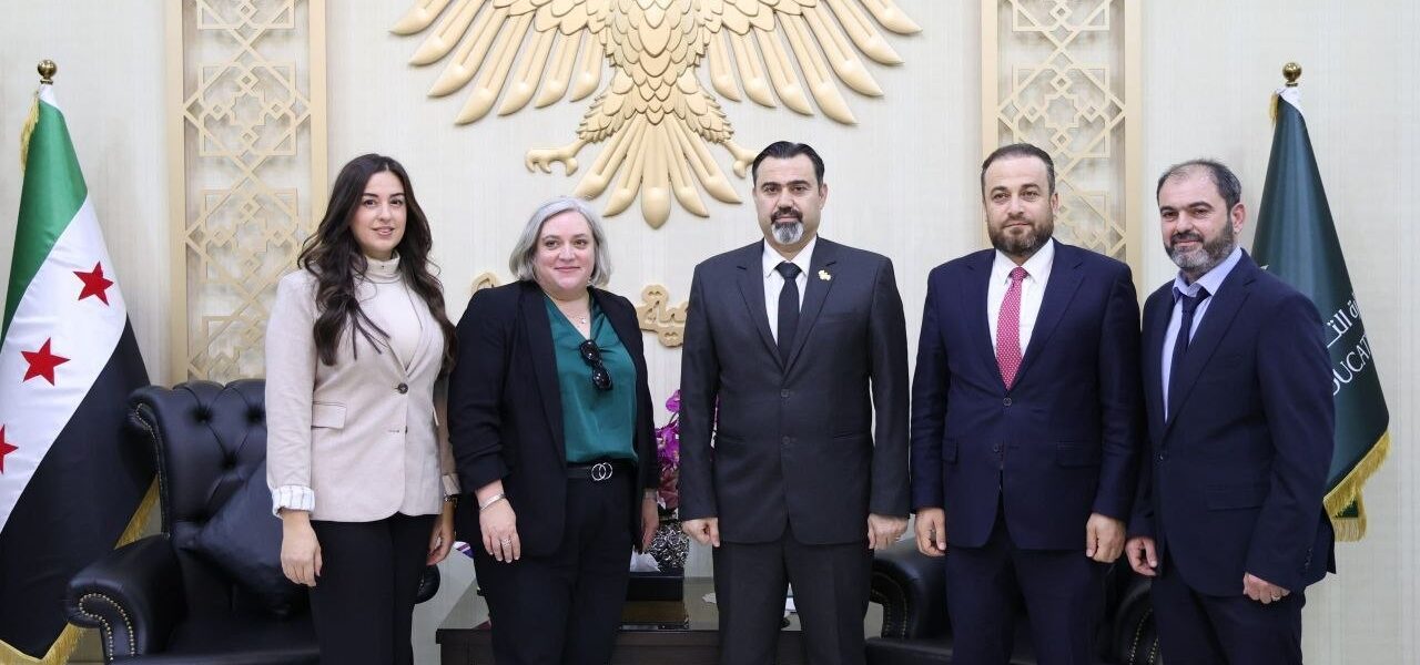 مفاوضات بين سوريا وبريطانيا لتطوير الشراكة التعليمية وتدريب المعلمين.