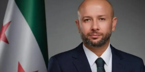 هيئة الطوارئ تحث الأهالي على تأخير السفر بين المناطق وتحظر اقتراب أبنائهم من الفيضانات